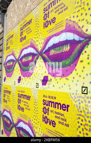 Manifesti annunciano la mostra Summer of Love a Palais Populaire, Berlino, Germania il 19 giugno 2019. La mostra 'Estate dell'Amore' a San Francisco nel 1967 segnò il culmine del movimento hippie americano. Con oltre 150 mostre, il Palais Populaire di Berlino ha commemorato l'epoca in occasione della mostra che si è svolta dal 20 giugno 2019 al 28 ottobre 2019. La mostra ha raffigurato l'atteggiamento nei confronti della vita dell'era hippie attraverso varie mostre: Poster da concerto, moda, fotografie, copertine dei dischi, installazioni leggere e altro ancora mostrano la vita quotidiana e gli eccessi del tempo. La mostra è stata concepita Foto Stock