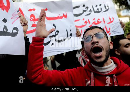 I dimostranti palestinesi cantano slogan contro il presidente americano Donald Trump durante una protesta contro il suo atteso annuncio di un piano di pace, a Gaza City, il 28 gennaio 2020. (Foto di Majdi Fathi/NurPhoto) Foto Stock