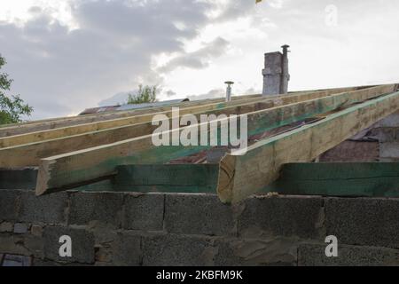 travi del tetto contro la costruzione nera cielo incompiuta Foto Stock