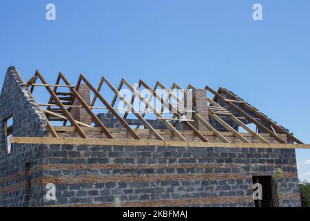 Struttura di una casa in legno in costruzione, in francese. Foto Stock