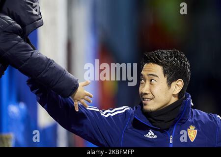 Shinji Kagawa del Real Zaragoza saluta i suoi seguaci prima della partita della Liga Smartbank tra il Real Zaragoza e il CD Numancia a la Romareda il 25 gennaio 2020 a Saragozza, Spagna. (Foto di Jose Breton/Pics Action/NurPhoto) Foto Stock