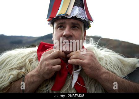 Ritratto di un joaldunak (carattere tipico del carnevale di Ituren) che mette il tantturro (cappello di carnevale) il 27 gennaio 2020 a Ituren, Spagna. (Foto di Iranzu Larrasoana Oneca/NurPhoto) Foto Stock