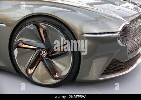 Una concept-car Bentley Exp 100 GT viene esposta il 20 gennaio 2020 a Parigi durante la giornata stampa della mostra dedicata alle concept-car del 2020 e al design automobilistico. Le ultime concept-car e supercar sono esposte durante questa mostra dove i più grandi designer del mondo mostrano, nella tradizione dell'alta Couture, i loro modelli più belli, vere opere e fonti di ispirazione per l'automobile di domani. (Foto di Michel Stoupak/NurPhoto) Foto Stock