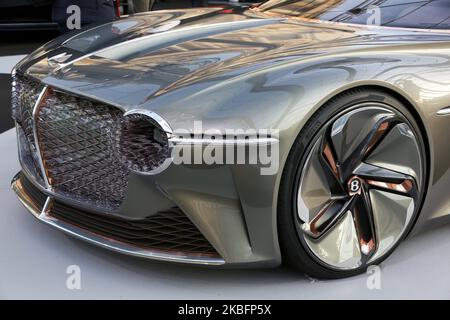 Una concept-car Bentley Exp 100 GT viene esposta il 20 gennaio 2020 a Parigi durante la giornata stampa della mostra dedicata alle concept-car del 2020 e al design automobilistico. Le ultime concept-car e supercar sono esposte durante questa mostra dove i più grandi designer del mondo mostrano, nella tradizione dell'alta Couture, i loro modelli più belli, vere opere e fonti di ispirazione per l'automobile di domani. (Foto di Michel Stoupak/NurPhoto) Foto Stock