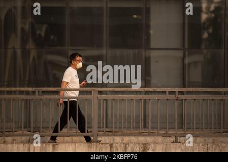 A man wears a protective mask in downtown area of Yangon, Myanmar on January 29, 2020. Myanmar has no reported cases of the coronavirus as of January 29. Coronavirus, an outbreak which began in China's Wuhan city. The death toll from the virus outbreak climbed to over 100 on Tuesday and case have been confirmed in other countries including US, Canada, Thailand and Japan. (Photo by Shwe Paw Mya Tin/NurPhoto) Stock Photo