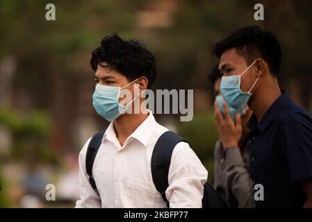 Le persone indossano maschere protettive nel centro di Yangon, Myanmar il 29 gennaio 2020. Myanmar non ha riportato casi di coronavirus a partire dal gennaio 29. Coronavirus, un'epidemia che ha avuto inizio nella città cinese di Wuhan. Il numero delle vittime dell'epidemia è salito a oltre 100 il martedì e il caso è stato confermato in altri paesi, tra cui Stati Uniti, Canada, Thailandia e Giappone. (Foto di Shwe Paw Mya Tin/NurPhoto) Foto Stock