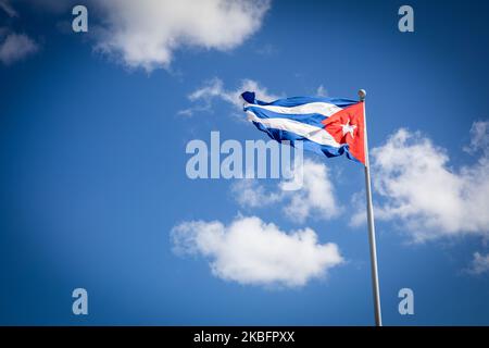 Una veduta della bandiera nazionale di Cuba a Vedado, Cuba, il 17 gennaio 2020. La città attrae ogni anno milioni di turisti. L'Avana Vecchia (Habana Vieja) è dichiarata Patrimonio dell'Umanità dall'UNESCO. (Foto di Manuel Romano/NurPhoto) Foto Stock