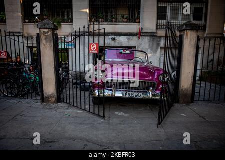 Vista di un'auto americana a Vedado, Cuba, il 17 gennaio 2020. La città attrae ogni anno milioni di turisti. L'Avana Vecchia (Habana Vieja) è dichiarata Patrimonio dell'Umanità dall'UNESCO. (Foto di Manuel Romano/NurPhoto) Foto Stock