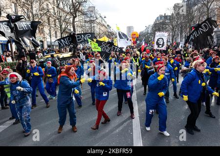 Le femministe fanno una mob flash contro Macron. Migliaia di manifestanti hanno manifestato a Parigi (Francia) il 29 gennaio 2020 per la manifestazione del 8th convocata da quasi tutti i sindacati (CGT, SUD, UNL, UNEF, FO, CFE-CGC, ecc.) (Foto di Jerome Gilles/NurPhoto) Foto Stock