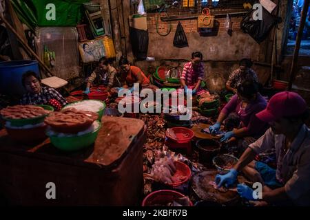 Workers fillet fishes at San Pya fish wholesale market in Yangon, Myanmar on January 29, 2020. San Pya fish wholesale market is the main landing and trading point for Yangon's fish industry. (Photo by Shwe Paw Mya Tin/NurPhoto) Stock Photo