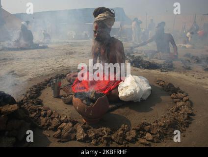 I devoti eseguono un rituale bruciando i dolci di sterco di mucca secca a sangam, confluenza dei fiumi Gange, Yamuna e del mitico Saraswati , nell'occasione propizia di 'Basant Panchami' alla fiera tradizionale annuale di Magh Mela, ad Allahabad il 30,2020 gennaio. Basant Panchami , il quinto giorno di primavera è celebrato adorando la Foddess indù della conoscenza e della saggezza, Saraswati. Gli Undradi di migliaia di indù si bagni alla confluenza durante il periodo astronomicamente favorevole di oltre 45 giorni celebrato come 'Magh Melaa'. (Foto di Ritesh Shukla/NurPhoto) Foto Stock