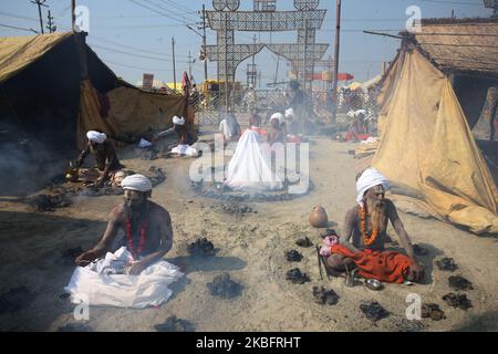 I devoti eseguono un rituale bruciando i dolci di sterco di mucca secca a sangam, confluenza dei fiumi Gange, Yamuna e del mitico Saraswati , nell'occasione propizia di 'Basant Panchami' alla fiera tradizionale annuale di Magh Mela, ad Allahabad il 30,2020 gennaio. Basant Panchami , il quinto giorno di primavera è celebrato adorando la Foddess indù della conoscenza e della saggezza, Saraswati. Gli Undradi di migliaia di indù si bagni alla confluenza durante il periodo astronomicamente favorevole di oltre 45 giorni celebrato come 'Magh Melaa'. (Foto di Ritesh Shukla/NurPhoto) Foto Stock