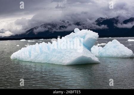 Iceberg galleggianti sulla Laguna San Rafael in Patagonia, Cile il 16 dicembre 2017. Il ghiacciaio di San Rafael è uno dei maggiori ghiacciai del campo di ghiaccio della Patagonia settentrionale nel Cile meridionale. Entra nella Laguna San Rafael e si trova nel Parco Nazionale della Laguna San Rafael. Il lago di San Rafael ha enormi e piccoli blocchi galleggianti di ghiaccio che si sono staccati dal ghiacciaio. E' piuttosto insolito vedere il sole alla laguna di San Rafael, di solito è molto ventoso e nuvoloso. (Foto di Krystof Kriz/NurPhoto) Foto Stock