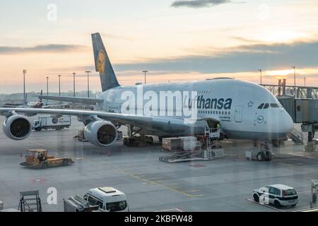 Un aereo Airbus A380 a due piani con registrazione D-AIME e il nome Johannesburg come sembrano ormeggiate al terminal dell'aeroporto di Monaco leggere per il volo a lungo raggio. Traffico aereo di prima mattina movimento degli aerei Lufthansa con il loro logo visibile sul tarmac e attraccato tramite ponte sospeso o ponte aereo presso il terminal presso l'aeroporto internazionale MUC EDDM di Monaco in Baviera, Germania, Flughafen München in tedesco. Deutsche Lufthansa DHL LH è la compagnia aerea principale e di bandiera della Germania che utilizza Monaco come uno dei due hub. Lufthansa è membro dell'alleanza aerea Star Alliance. 26 gennaio 2020 (P Foto Stock