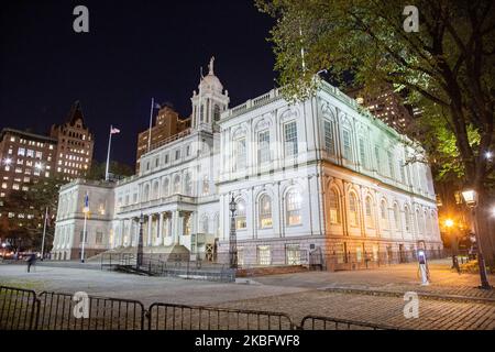 New York City Hall circa 1812 complesso governativo, la sede del governo di New York e l'ufficio del sindaco, il consiglio comunale, situato al centro del City Hall Park nella zona del centro amministrativo di Lower Manhattan, tra Broadway, Park Row, e Chambers Street come si vede illuminato di notte. L'edificio storico con esterno lo stile architettonico francese rinascimentale Revival è il più antico municipio degli Stati Uniti che ancora ospita le sue funzioni governative originali. NY, USA (Foto di Nicolas Economou/NurPhoto) Foto Stock