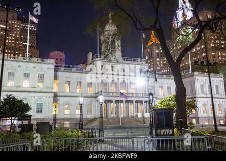 New York City Hall circa 1812 complesso governativo, la sede del governo di New York e l'ufficio del sindaco, il consiglio comunale, situato al centro del City Hall Park nella zona del centro amministrativo di Lower Manhattan, tra Broadway, Park Row, e Chambers Street come si vede illuminato di notte. L'edificio storico con esterno lo stile architettonico francese rinascimentale Revival è il più antico municipio degli Stati Uniti che ancora ospita le sue funzioni governative originali. NY, USA (Foto di Nicolas Economou/NurPhoto) Foto Stock