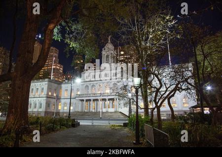 New York City Hall circa 1812 complesso governativo, la sede del governo di New York e l'ufficio del sindaco, il consiglio comunale, situato al centro del City Hall Park nella zona del centro amministrativo di Lower Manhattan, tra Broadway, Park Row, e Chambers Street come si vede illuminato di notte. L'edificio storico con esterno lo stile architettonico francese rinascimentale Revival è il più antico municipio degli Stati Uniti che ancora ospita le sue funzioni governative originali. NY, USA (Foto di Nicolas Economou/NurPhoto) Foto Stock