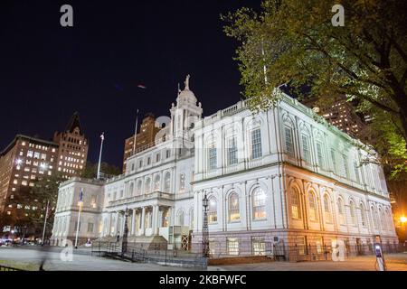 New York City Hall circa 1812 complesso governativo, la sede del governo di New York e l'ufficio del sindaco, il consiglio comunale, situato al centro del City Hall Park nella zona del centro amministrativo di Lower Manhattan, tra Broadway, Park Row, e Chambers Street come si vede illuminato di notte. L'edificio storico con esterno lo stile architettonico francese rinascimentale Revival è il più antico municipio degli Stati Uniti che ancora ospita le sue funzioni governative originali. NY, USA (Foto di Nicolas Economou/NurPhoto) Foto Stock