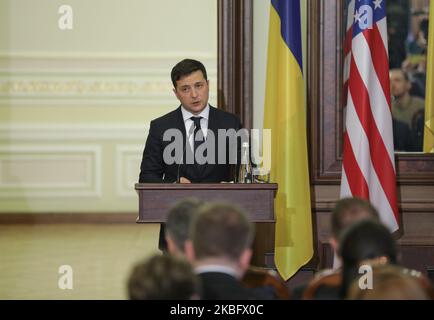 Il presidente Volodymyr Zelensky fa una dichiarazione ai media dopo il suo incontro con Mike Pompeo a Kiev, Ucraina, 31 gennaio 2020. Il Segretario di Stato degli Stati Uniti Mike Pompeo ha incontrato il Presidente Volodymyr Zelensky a Kiev, durante il processo di impeachment del Presidente Trump per una campagna di pressione contro l'Ucraina. (Foto di Sergii Kharchenko/NurPhoto) Foto Stock