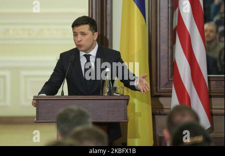 Il presidente Volodymyr Zelensky fa una dichiarazione ai media dopo il suo incontro con Mike Pompeo a Kiev, Ucraina, 31 gennaio 2020. Il Segretario di Stato degli Stati Uniti Mike Pompeo ha incontrato il Presidente Volodymyr Zelensky a Kiev, durante il processo di impeachment del Presidente Trump per una campagna di pressione contro l'Ucraina. (Foto di Sergii Kharchenko/NurPhoto) Foto Stock