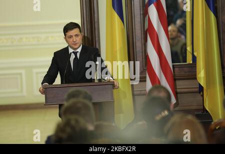 Il presidente Volodymyr Zelensky fa una dichiarazione ai media dopo il suo incontro con Mike Pompeo a Kiev, Ucraina, 31 gennaio 2020. Il Segretario di Stato degli Stati Uniti Mike Pompeo ha incontrato il Presidente Volodymyr Zelensky a Kiev, durante il processo di impeachment del Presidente Trump per una campagna di pressione contro l'Ucraina. (Foto di Sergii Kharchenko/NurPhoto) Foto Stock