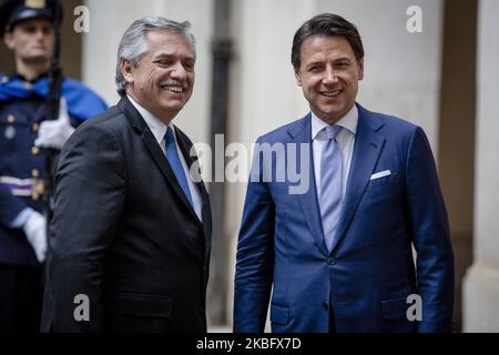 Il primo Ministro italiano Giuseppe Conte saluta il Presidente argentino Alberto Fernandez durante una cerimonia di benvenuto a Palazzo Chigi a Roma, il 31 gennaio 2020. (Foto di Christian Minelli/NurPhoto) Foto Stock