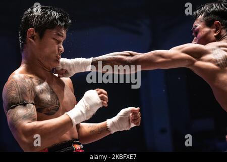 Em Sothy of Cambodia (R) pugni Hein Tun Aung di Myanmar (L) nel loro bout leggero durante il Campionato del mondo di lethwei a Yangon, Myanmar il 31 gennaio 2020. (Foto di Shwe Paw Mya Tin/NurPhoto) Foto Stock