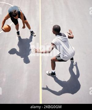 Giocatore di basket e basket in campo dall'alto per una partita durante l'estate per il fitness e lo sport. Sport, attivo e giovane che gioca competitivo Foto Stock