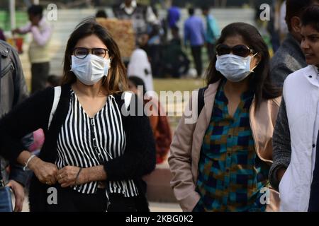 La gente indossa la maschera dopo la paura di Coronavirus a Nuova Delhi India il 01 febbraio 2020. Le autorità indiane hanno posto diversi cittadini sotto controllo medico e schermo migliaia di passeggeri e pubblica viaggi e avvisi sanitari. Il coronavirus è stato segnalato per la prima volta da Wuhan, Cina che ha ucciso 132 persone, autorità cinesi hanno chiuso la città di Wuhan. Molti paesi hanno vietato i viaggi in Cina per fermare la diffusione della malattia. (Foto di Muzamil Mattoo/NurPhoto) Foto Stock