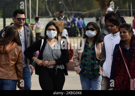 La gente indossa la maschera dopo la paura di Coronavirus a Nuova Delhi India il 01 febbraio 2020. Le autorità indiane hanno posto diversi cittadini sotto controllo medico e schermo migliaia di passeggeri e pubblica viaggi e avvisi sanitari. Il coronavirus è stato segnalato per la prima volta da Wuhan, Cina che ha ucciso 132 persone, autorità cinesi hanno chiuso la città di Wuhan. Molti paesi hanno vietato i viaggi in Cina per fermare la diffusione della malattia. (Foto di Muzamil Mattoo/NurPhoto) Foto Stock