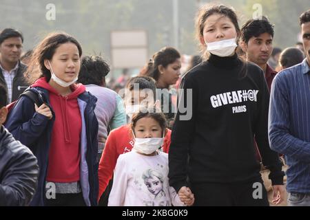 La gente indossa la maschera dopo la paura di Coronavirus a Nuova Delhi India il 01 febbraio 2020. Le autorità indiane hanno posto diversi cittadini sotto controllo medico e schermo migliaia di passeggeri e pubblica viaggi e avvisi sanitari. Il coronavirus è stato segnalato per la prima volta da Wuhan, Cina che ha ucciso 132 persone, autorità cinesi hanno chiuso la città di Wuhan. Molti paesi hanno vietato i viaggi in Cina per fermare la diffusione della malattia. (Foto di Muzamil Mattoo/NurPhoto) Foto Stock