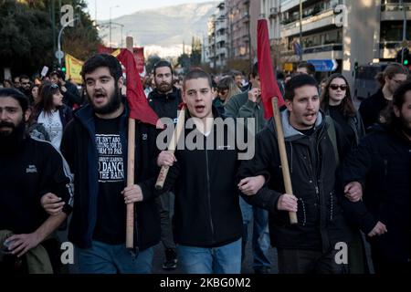 marcia anti-fascista verso la sede del Golden Dawn Party ad Atene, in Grecia, il 1 febbraio 2020. (Foto di Nikolas Kokovlis/NurPhoto) Foto Stock