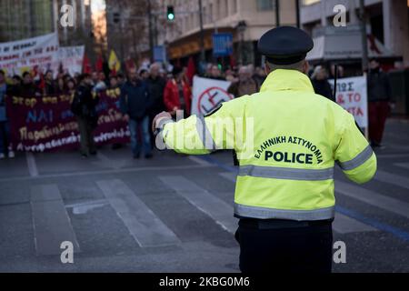 marcia anti-fascista verso la sede del Golden Dawn Party ad Atene, in Grecia, il 1 febbraio 2020. (Foto di Nikolas Kokovlis/NurPhoto) Foto Stock