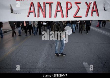 marcia anti-fascista verso la sede del Golden Dawn Party ad Atene, in Grecia, il 1 febbraio 2020. (Foto di Nikolas Kokovlis/NurPhoto) Foto Stock