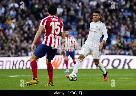 Carlos Henrique Casemiro del Real Madrid e Stefan Savic dell'Atletico de Madrid durante la partita della Liga tra il Real Madrid e l'Atletico de Madrid allo stadio Santiago Bernabeu di Madrid, Spagna. (Foto di A. Ware/NurPhoto) Foto Stock