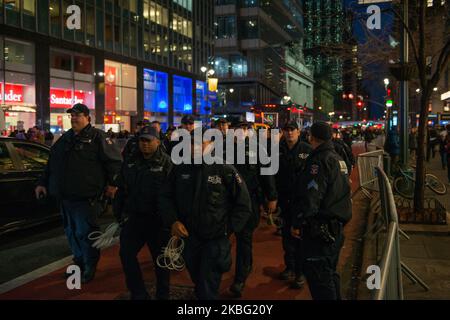 La polizia marciò insieme ai manifestanti a Midtown Manhattan il 31 gennaio 2020. La protesta è stata in risposta ad una maggiore presenza della polizia nelle metropolitane di New York City. La polizia sostiene di aver bisogno di aumentare la loro applicazione dell'evasione tariffaria, e che gli evasori tariffari costano all'agenzia di transito $240 milioni di dollari l'anno. Gli attivisti, tuttavia, vedono l'ulteriore presenza della polizia come una guerra contro i poveri. (Foto di Aidan Loughran/NurPhoto) Foto Stock