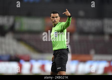 Arbitro Ovidiu Hategan in azione durante il gioco della Romania Liga 1, Round 23 tra Dinamo Bucarest e Astra Giurgiu allo Stadion Dinamo, a Bucarest il 1 febbraio 2020. (Foto di Alex Nicodim/NurPhoto) Foto Stock