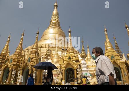 Un uomo indossa una maschera protettiva mentre visita la pagoda Shwe Dagon a Yangon, Myanmar il 02 febbraio 2020. Il governo del Myanmar ha sospeso i visti all'arrivo per i turisti cinesi il sabato. Le organizzazioni sanitarie mondiali (OMS) hanno dichiarato l'epidemia di coronavirus un'emergenza globale il 30 gennaio 2020. Il numero delle vittime dell'epidemia è salito a oltre 300 e più di 14.000 casi sono stati confermati in tutto il mondo. (Foto di Shwe Paw Mya Tin/NurPhoto) Foto Stock