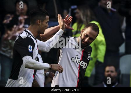 Juventus forward Cristiano Ronaldo (7) festeggia con la Juventus forward Gonzalo Higuain (21) dopo aver segnato il suo gol per farne 1-0 durante la Serie A Football Match n.22 JUVENTUS - FIORENTINA il 02 febbraio 2020 allo Stadio Allianz di Torino, Piemonte, Italia. (Foto di Matteo Bottanelli/NurPhoto) Foto Stock