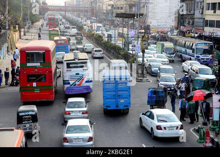 Il traffico si muove agevolmente in un'area normalmente occupata durante uno sciopero chiamato dal Partito nazionalista del Bangladesh (BNP) a Dhaka, Bangladesh, 02 febbraio 2020. Bangladesh il Partito nazionalista ha respinto i risultati elettorali della società cittadina di Dhaka e ha dichiarato uno sciopero all'alba del tramonto nella città di Dhaka. (Foto di Mamunur Rashid/NurPhoto) Foto Stock