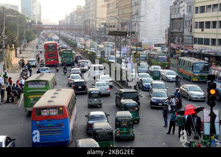 Il traffico si muove agevolmente in un'area normalmente occupata durante uno sciopero chiamato dal Partito nazionalista del Bangladesh (BNP) a Dhaka, Bangladesh, 02 febbraio 2020. Bangladesh il Partito nazionalista ha respinto i risultati elettorali della società cittadina di Dhaka e ha dichiarato uno sciopero all'alba del tramonto nella città di Dhaka. (Foto di Mamunur Rashid/NurPhoto) Foto Stock