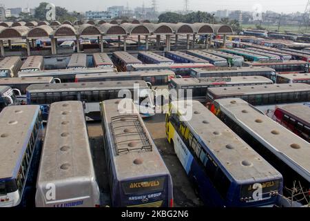 Il traffico si muove agevolmente in un'area normalmente occupata durante uno sciopero chiamato dal Partito nazionalista del Bangladesh (BNP) a Dhaka, Bangladesh, 02 febbraio 2020. Bangladesh il Partito nazionalista ha respinto i risultati elettorali della società cittadina di Dhaka e ha dichiarato uno sciopero all'alba del tramonto nella città di Dhaka. (Foto di Khandaker Azizur Rahman Sumon/NurPhoto) Foto Stock