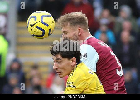 Burnley's Charlie Taylor e Arsenal's Hector Bellerin in azione durante la partita della Premier League tra Burnley e Arsenal a Turf Moor, Burnley, domenica 2nd febbraio 2020. (Foto di Tim Markland/MI News/NurPhoto) Foto Stock