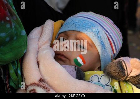 Una donna tiene il suo bambino di 3 mesi durante una protesta contro il Citizenship Amendment Act {CAA} e NRC nella zona di Shaheen Bagh vicino alla Jamia Millia University a New Delhi India il 02 febbraio 2020 (Foto di Nasir Kachroo/NurPhoto) Foto Stock