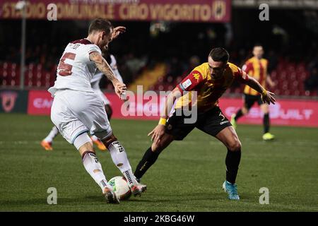 Cristiano Lombardi US Salernitana vies Gaetano Letizia di Benevento Calcio durante la partita di calcio derby Serie B tra Benevento Calcio e US Salernitana allo stadio Ciro Vigorito di Benevento, Italia il 2 febbraio 2020 (Foto di Paolo Manzo/NurPhoto) Foto Stock