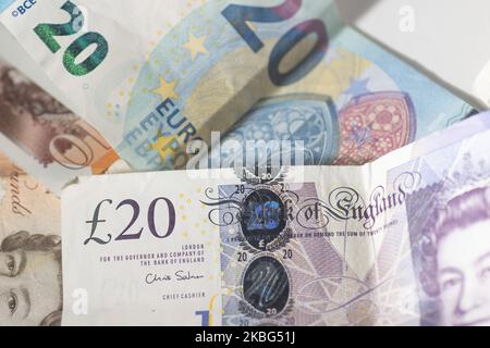 Valuta, tasso di cambio, foto di illustrazione mix di denaro, sterline / sterline inglesi GBP e euro banconote in euro banconote di carta e moneta in foto ravvicinate dopo la Brexit. Amsterdam, Paesi Bassi - 02 02 2020 (Foto di Nicolas Economou/NurPhoto) Foto Stock