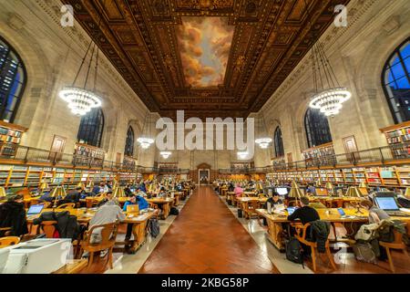 All'interno della Sala di lettura Rosa principale, la Sala di lettura principale con libri laterali e grandi finestre, ufficialmente Sala 315 al terzo piano, Una sala 78 x 297 piedi e 52 piedi di altezza soffitto in legno intagliato in uno stile tra stile architettonico rinascimentale e il design Beaux-Arts nel Stephen A. Schwarzman Building, comunemente noto come il ramo principale. New York Public Library Main Branch a Bryant Park, Manhattan, NYPL, è la terza biblioteca più grande del mondo. La filiale è stata dichiarata National Historic Landmark nel 1965 e designata New York City Landmark nel 1967. La biblioteca di ricerca è stata aperta al pubblico Foto Stock