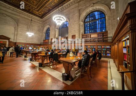 All'interno della Sala di lettura Rosa principale, la Sala di lettura principale con libri laterali e grandi finestre, ufficialmente Sala 315 al terzo piano, Una sala 78 x 297 piedi e 52 piedi di altezza soffitto in legno intagliato in uno stile tra stile architettonico rinascimentale e il design Beaux-Arts nel Stephen A. Schwarzman Building, comunemente noto come il ramo principale. New York Public Library Main Branch a Bryant Park, Manhattan, NYPL, è la terza biblioteca più grande del mondo. La filiale è stata dichiarata National Historic Landmark nel 1965 e designata New York City Landmark nel 1967. La biblioteca di ricerca è stata aperta al pubblico Foto Stock