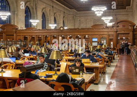 All'interno della Sala di lettura Rosa principale, la Sala di lettura principale con libri laterali e grandi finestre, ufficialmente Sala 315 al terzo piano, Una sala 78 x 297 piedi e 52 piedi di altezza soffitto in legno intagliato in uno stile tra stile architettonico rinascimentale e il design Beaux-Arts nel Stephen A. Schwarzman Building, comunemente noto come il ramo principale. New York Public Library Main Branch a Bryant Park, Manhattan, NYPL, è la terza biblioteca più grande del mondo. La filiale è stata dichiarata National Historic Landmark nel 1965 e designata New York City Landmark nel 1967. La biblioteca di ricerca è stata aperta al pubblico Foto Stock