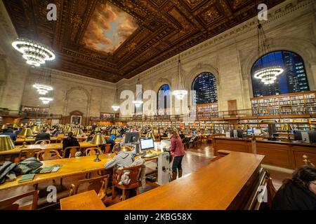 All'interno della Sala di lettura Rosa principale, la Sala di lettura principale con libri laterali e grandi finestre, ufficialmente Sala 315 al terzo piano, Una sala 78 x 297 piedi e 52 piedi di altezza soffitto in legno intagliato in uno stile tra stile architettonico rinascimentale e il design Beaux-Arts nel Stephen A. Schwarzman Building, comunemente noto come il ramo principale. New York Public Library Main Branch a Bryant Park, Manhattan, NYPL, è la terza biblioteca più grande del mondo. La filiale è stata dichiarata National Historic Landmark nel 1965 e designata New York City Landmark nel 1967. La biblioteca di ricerca è stata aperta al pubblico Foto Stock